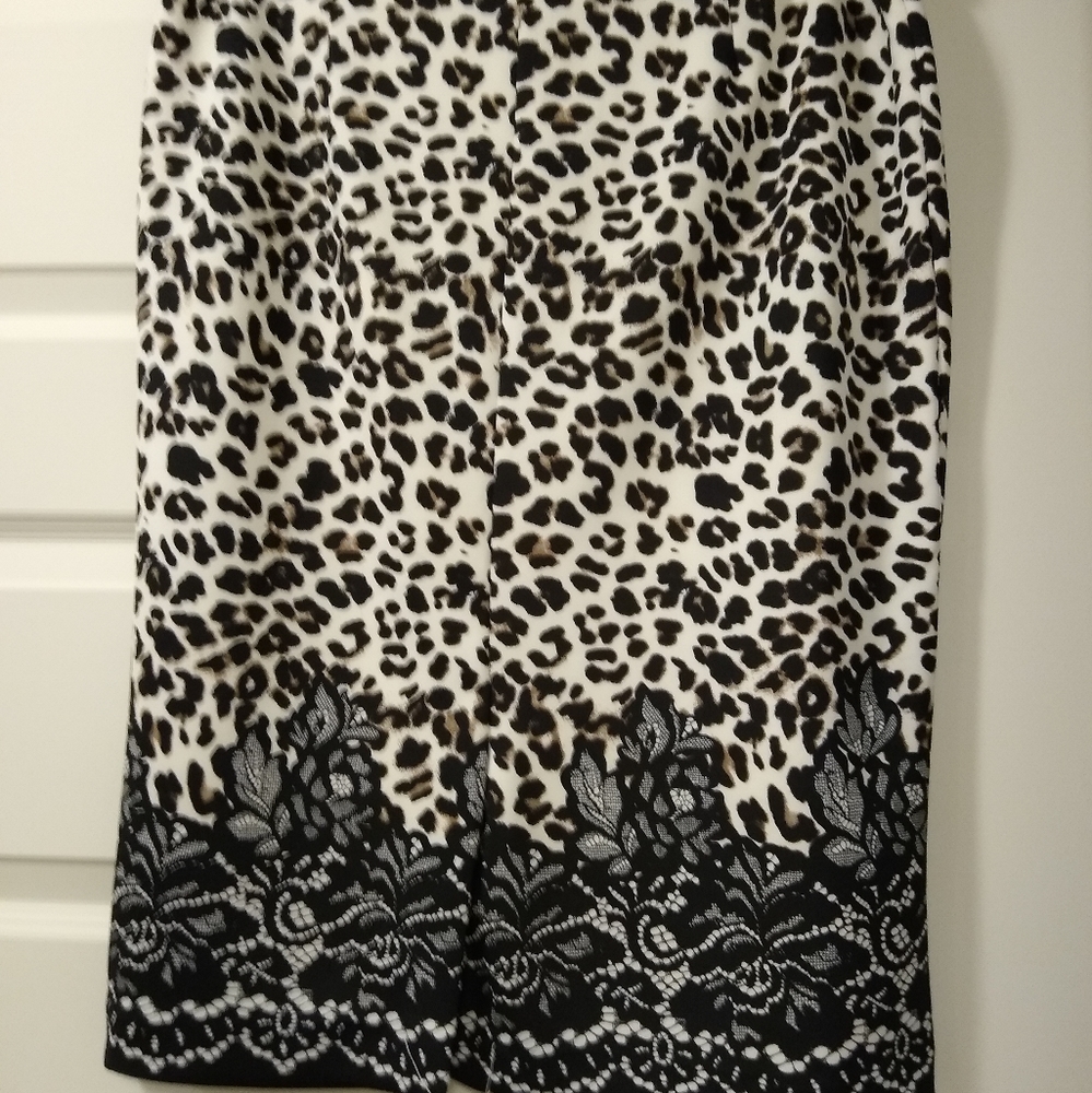 Form fitting skirt - Picture 2 of 3